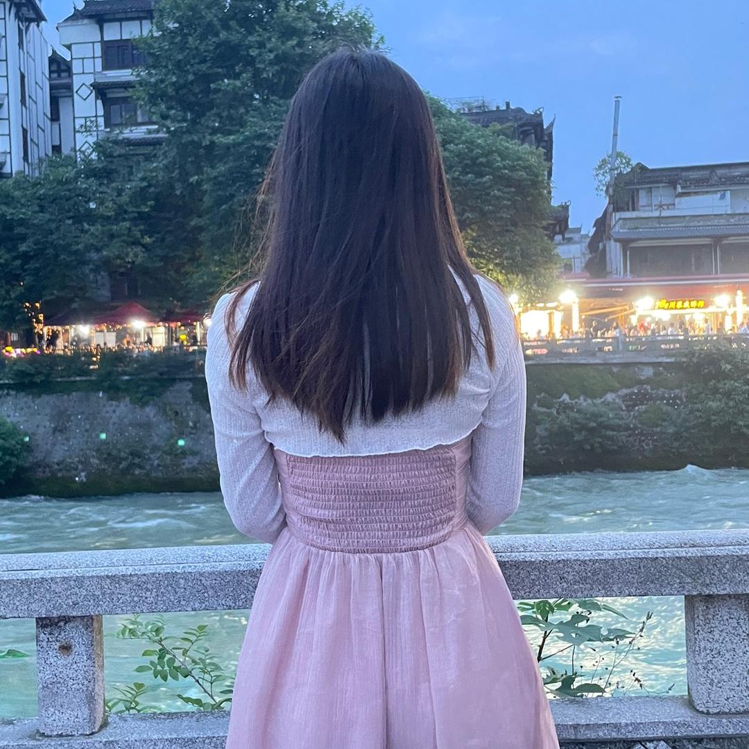 梨涡浅浅