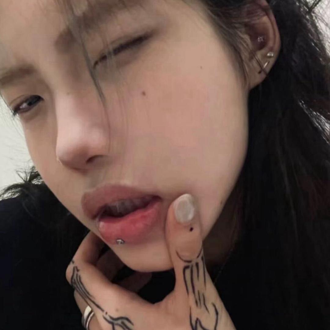 发现女友是女同含泪穿上女装