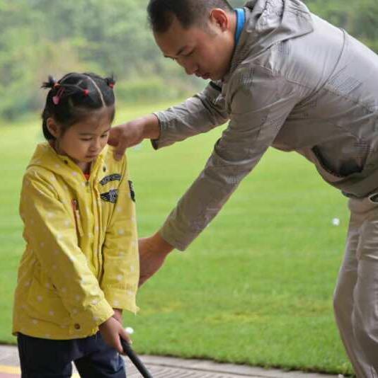 教高尔夫的拉姆