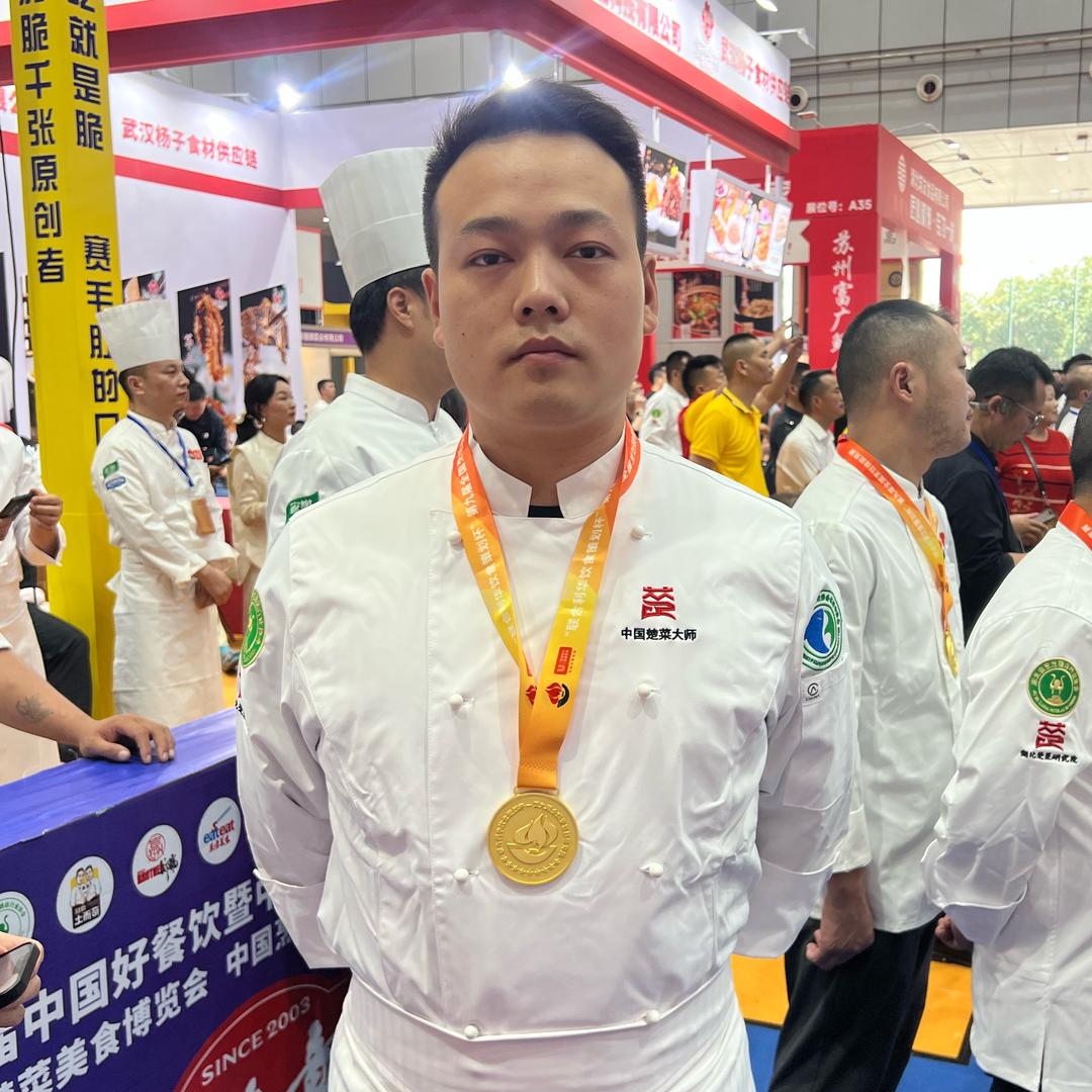 嘉鱼县万家小馆小熊