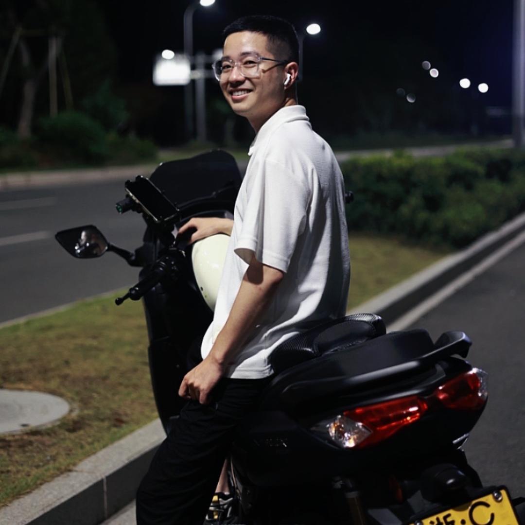 小马骑摩托车