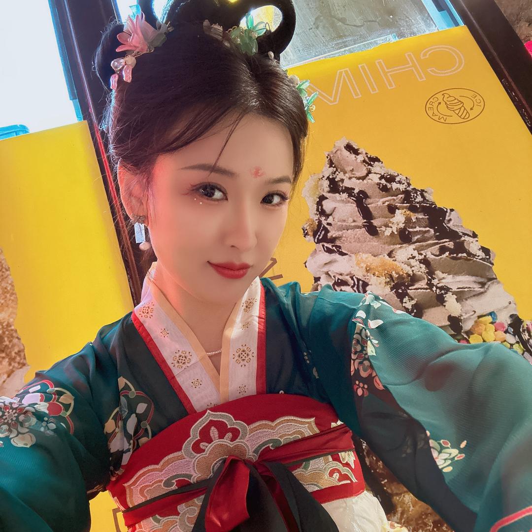 张小朵。