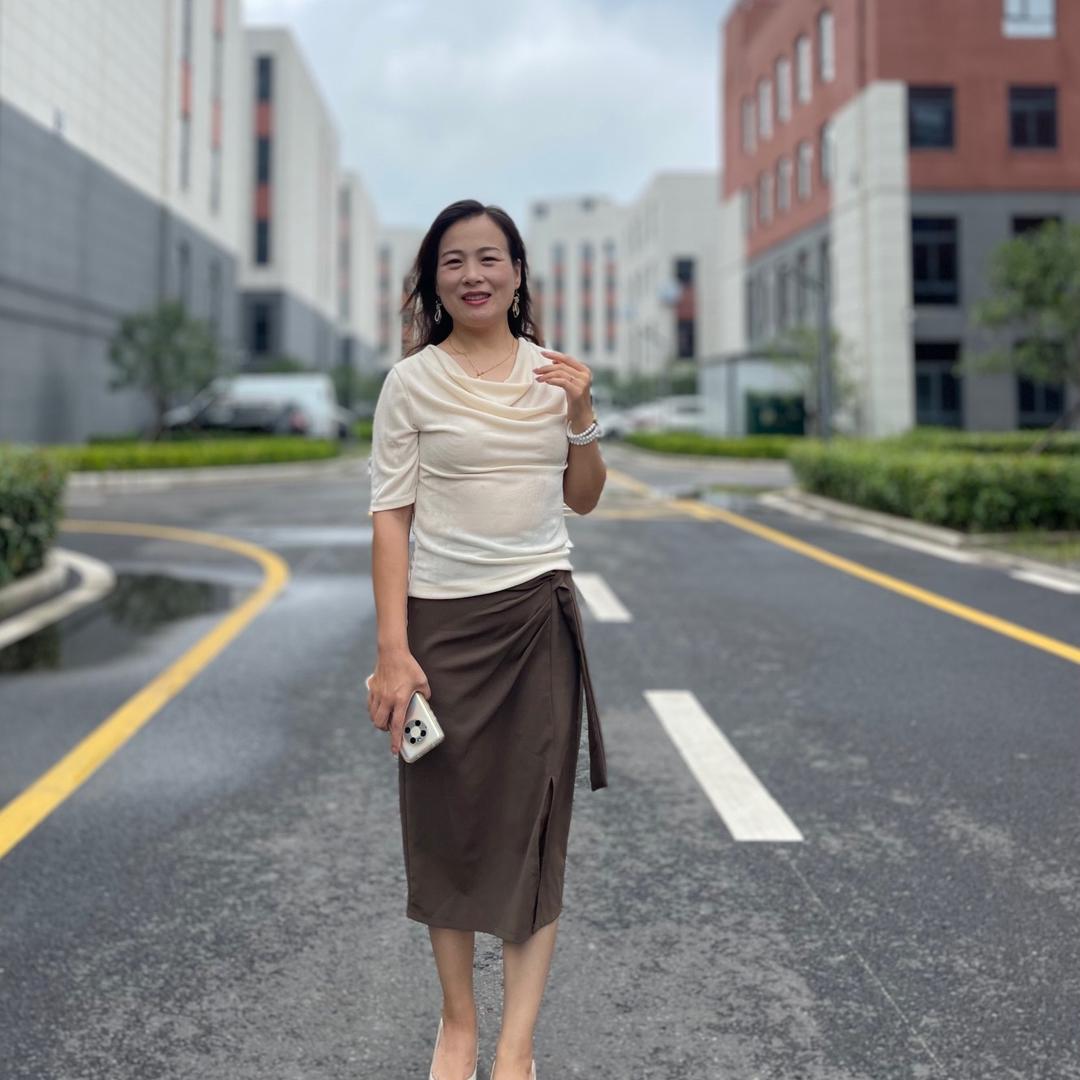 智慧树校服创始人（岳丽娜）