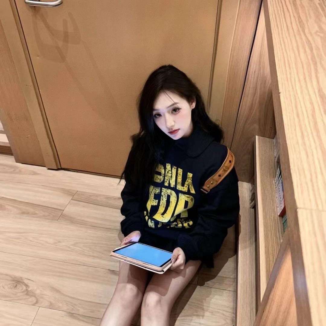性感前凸后翘美艳大蟑螂