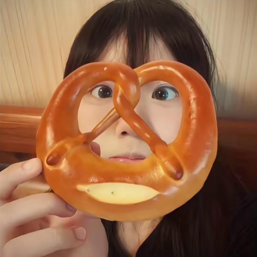 笑笑.