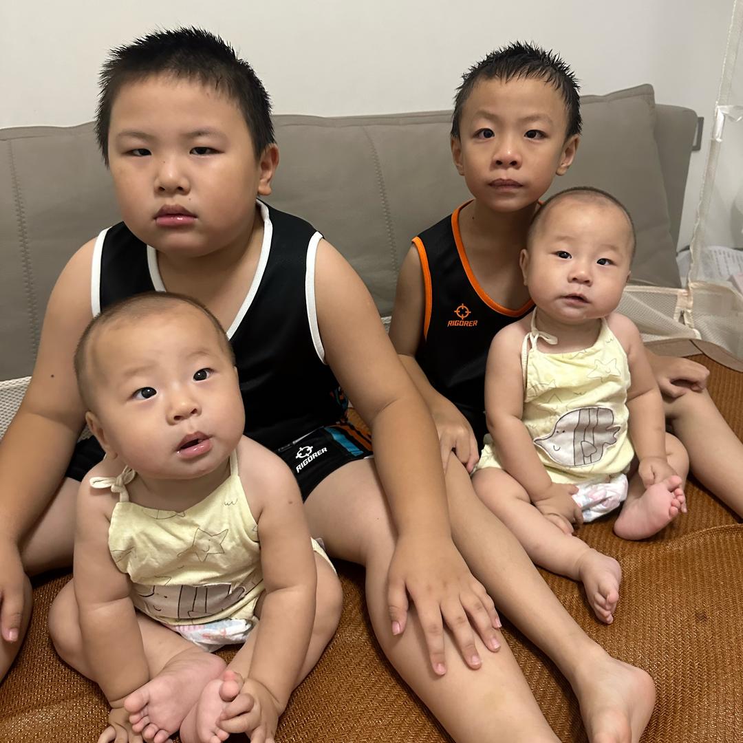 两对双胞胎兄弟的母亲👬