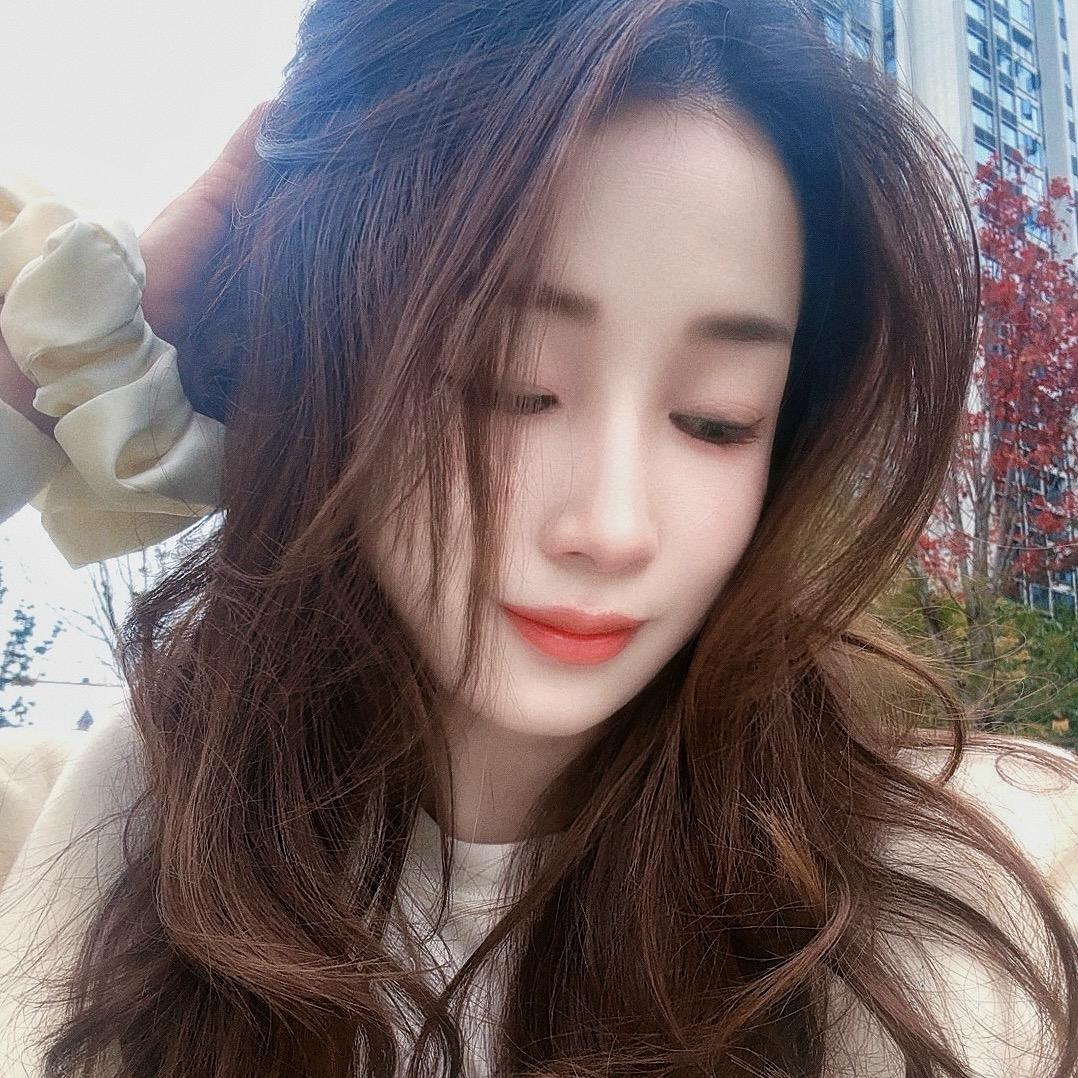 轻素栖花里小爱