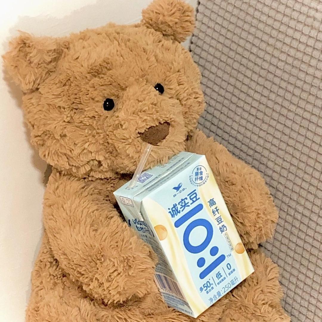 爱吃零食的熊崽