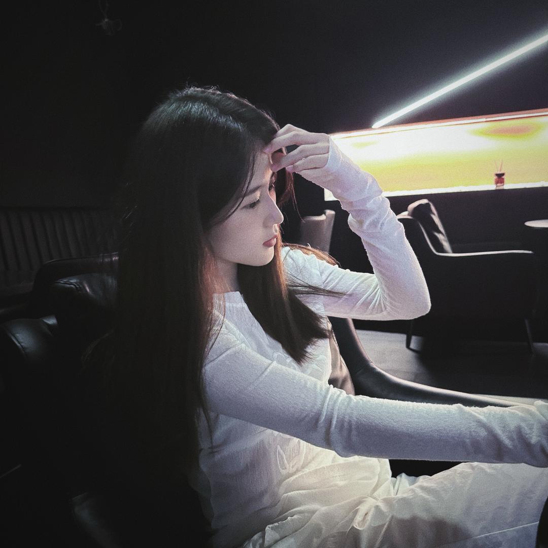 一个女的