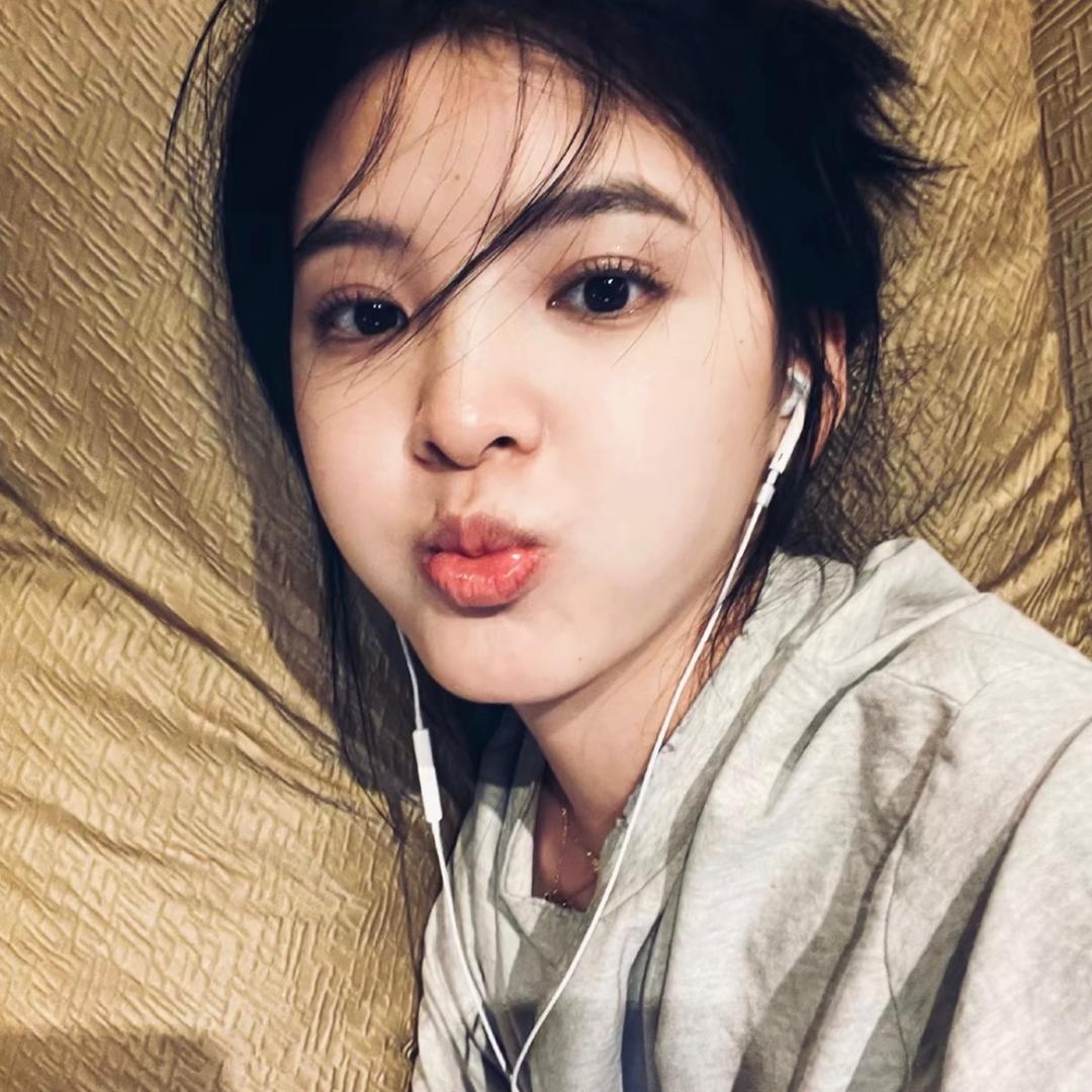周周.