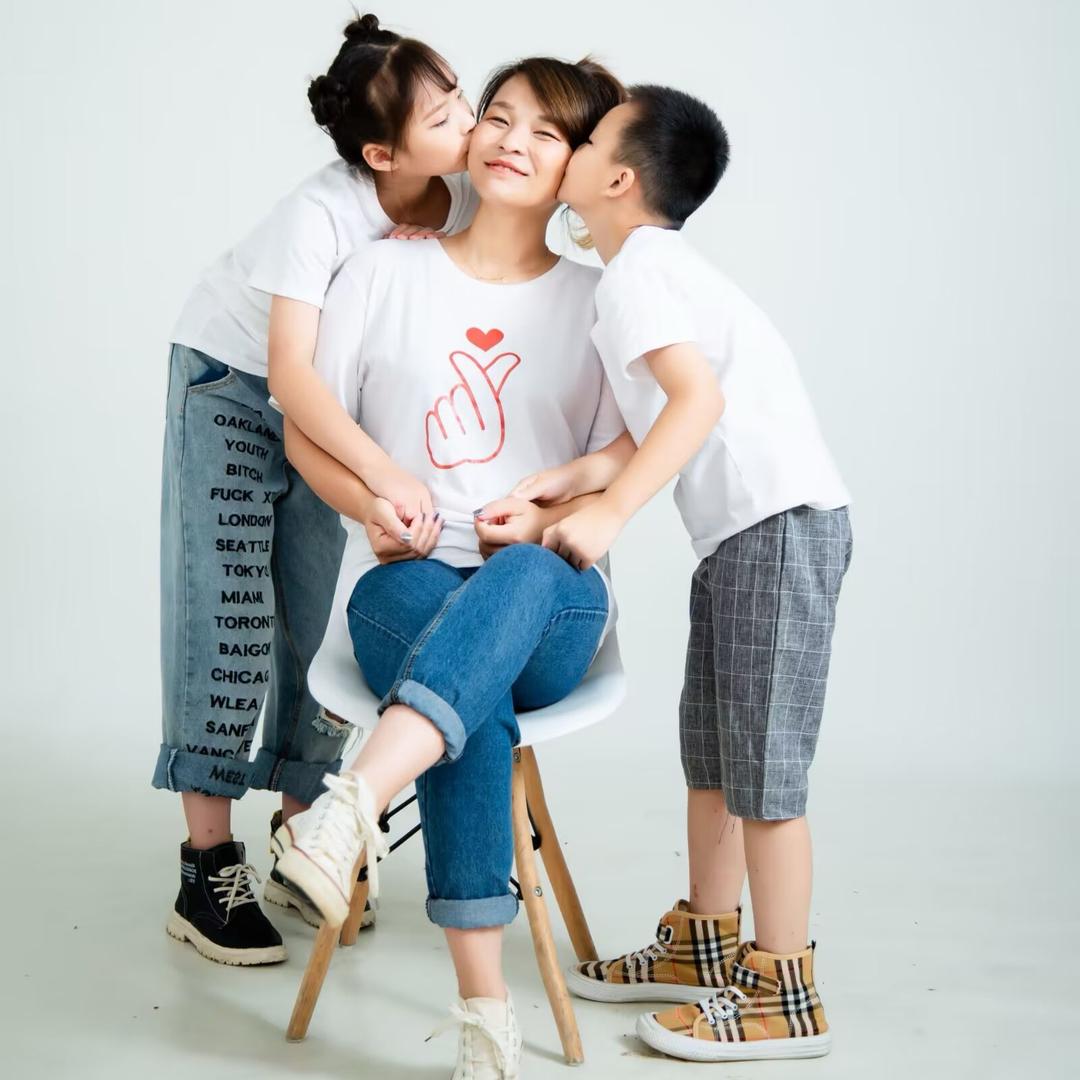小丽独自带俩宝