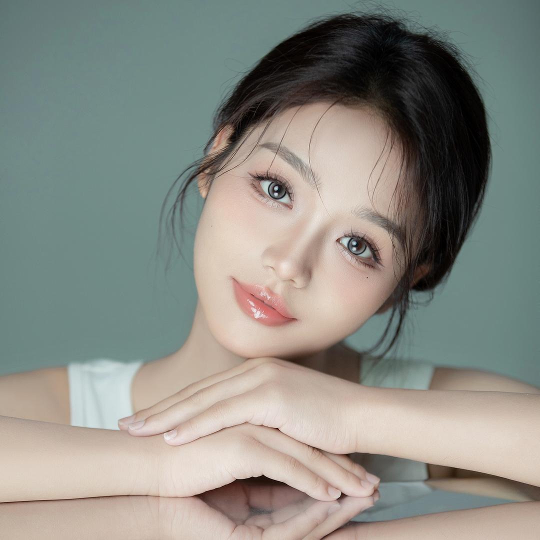 教化妆的谣谣