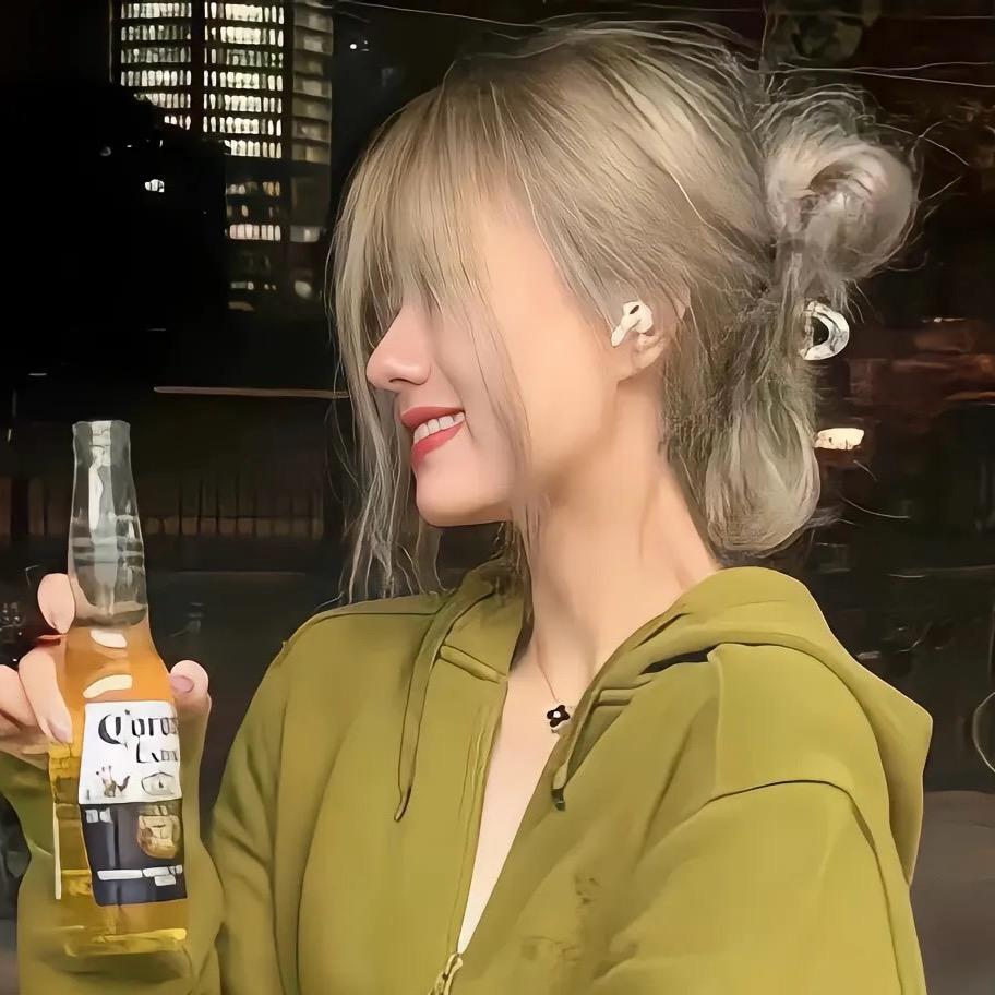 有啤酒肚的老奶奶