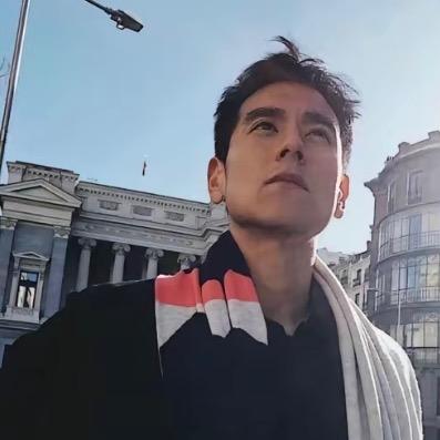 九三.