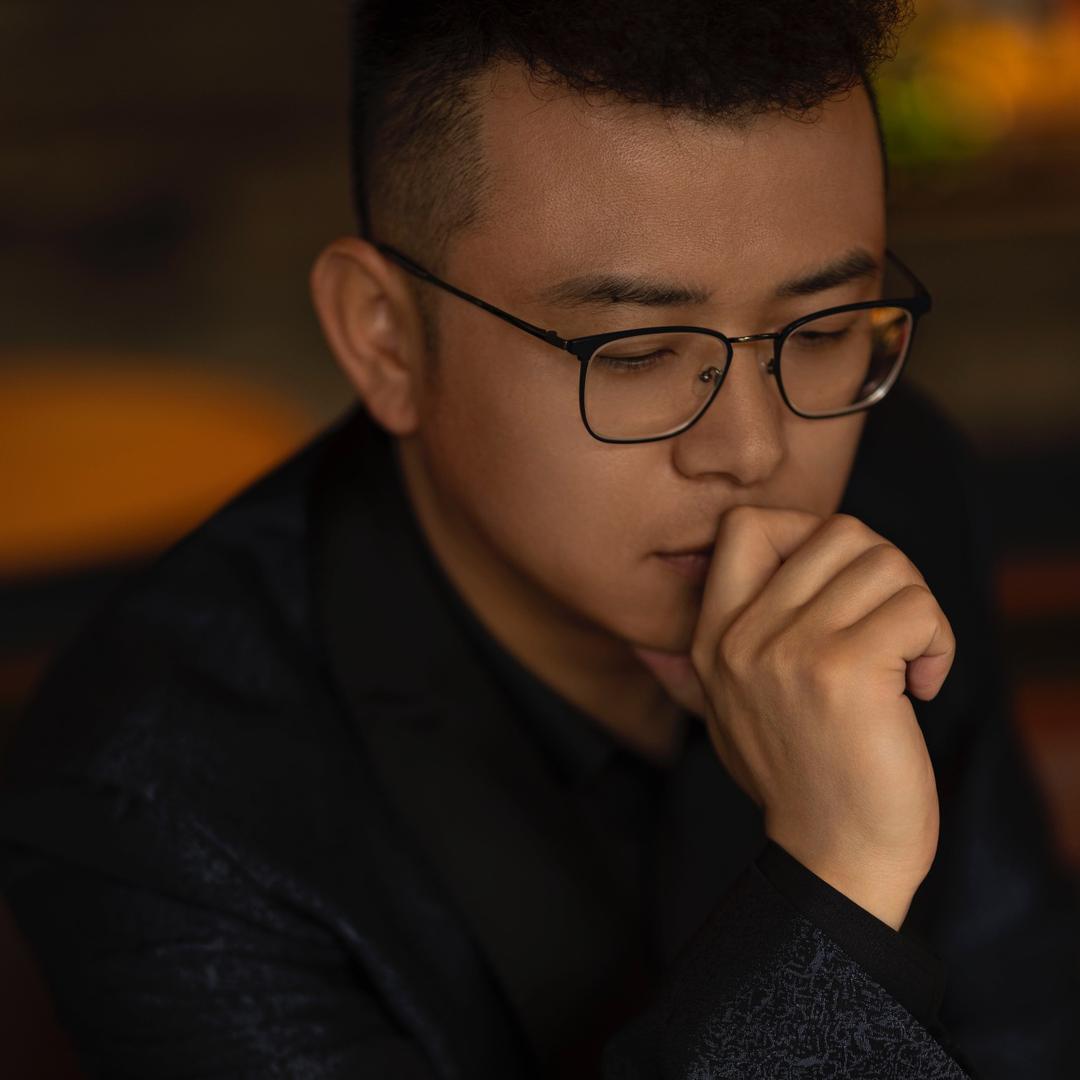 主持人李阳