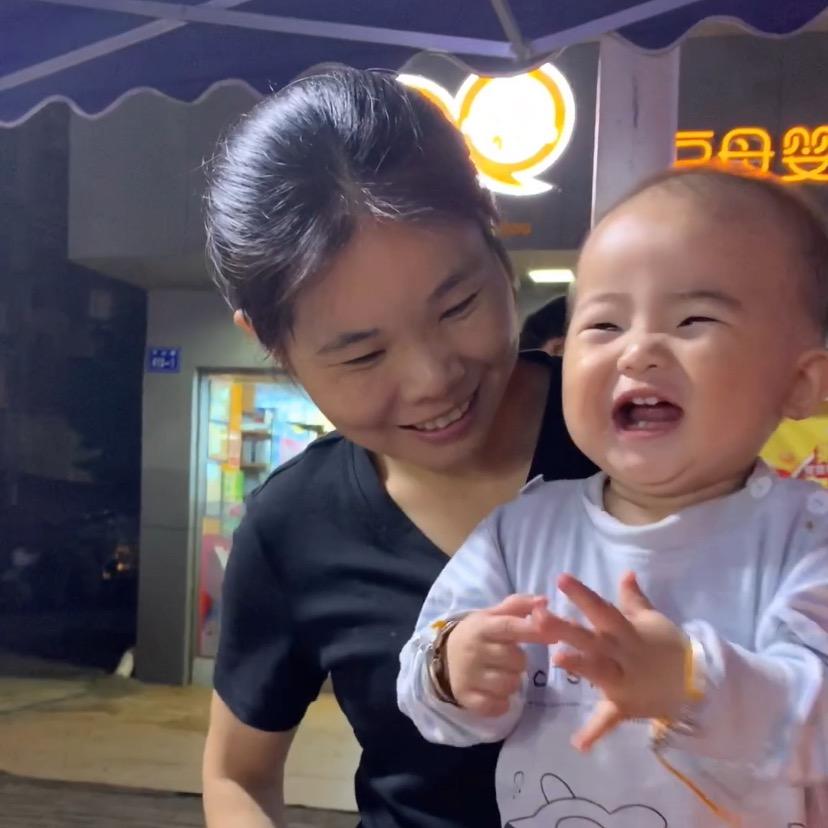 地摊小灵儿