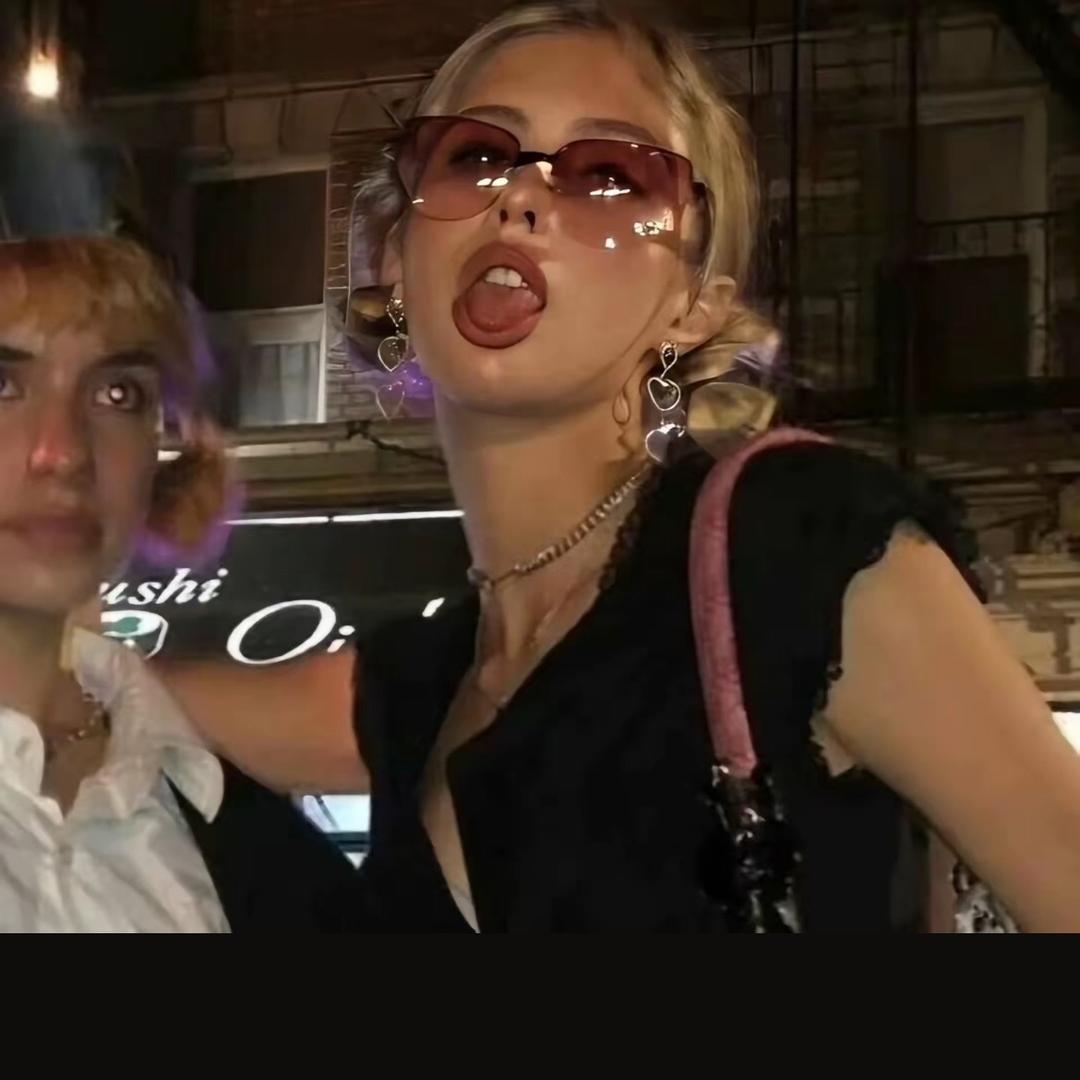 她留长发了.y 🍒