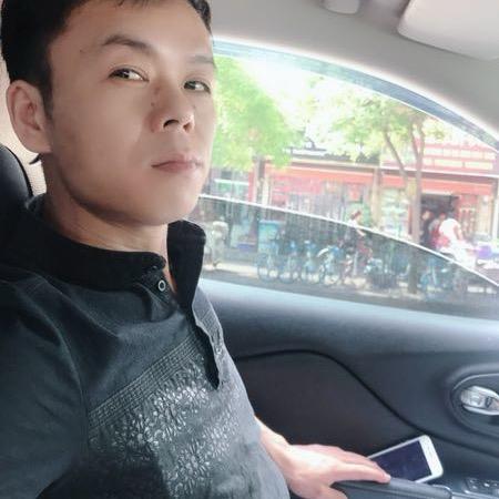 走在奋斗道路上