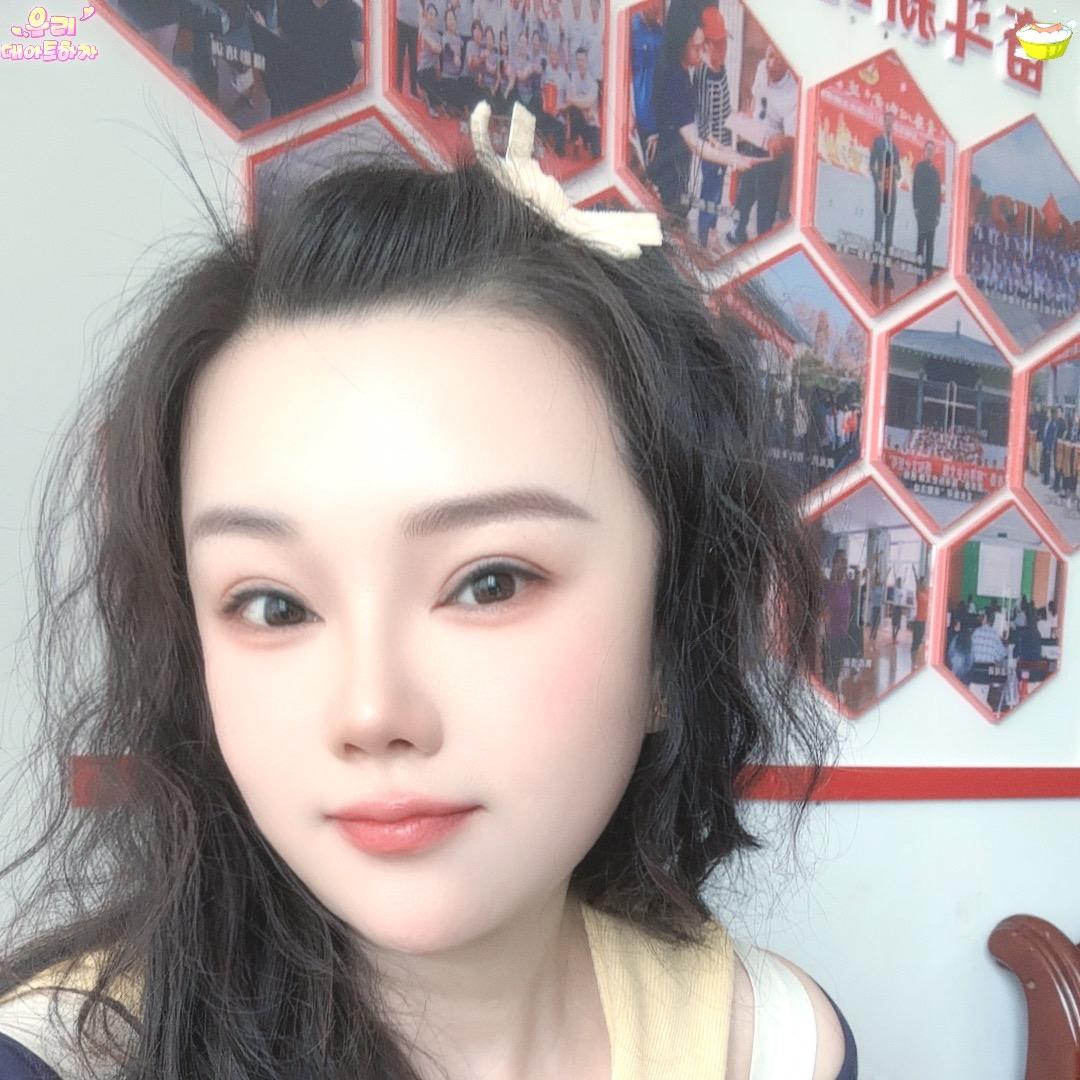 手挽青丝落玉肩