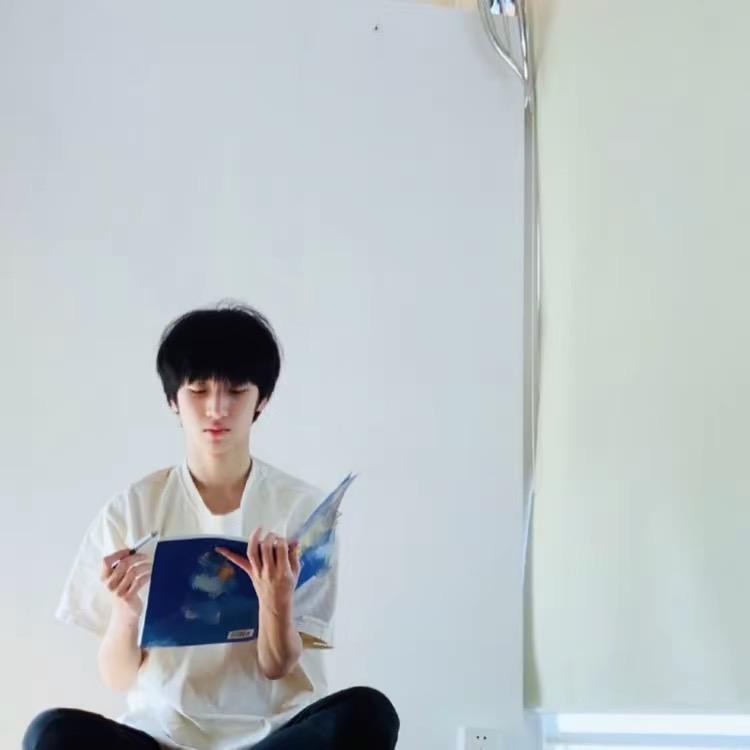 小熊爱吃紫葡萄