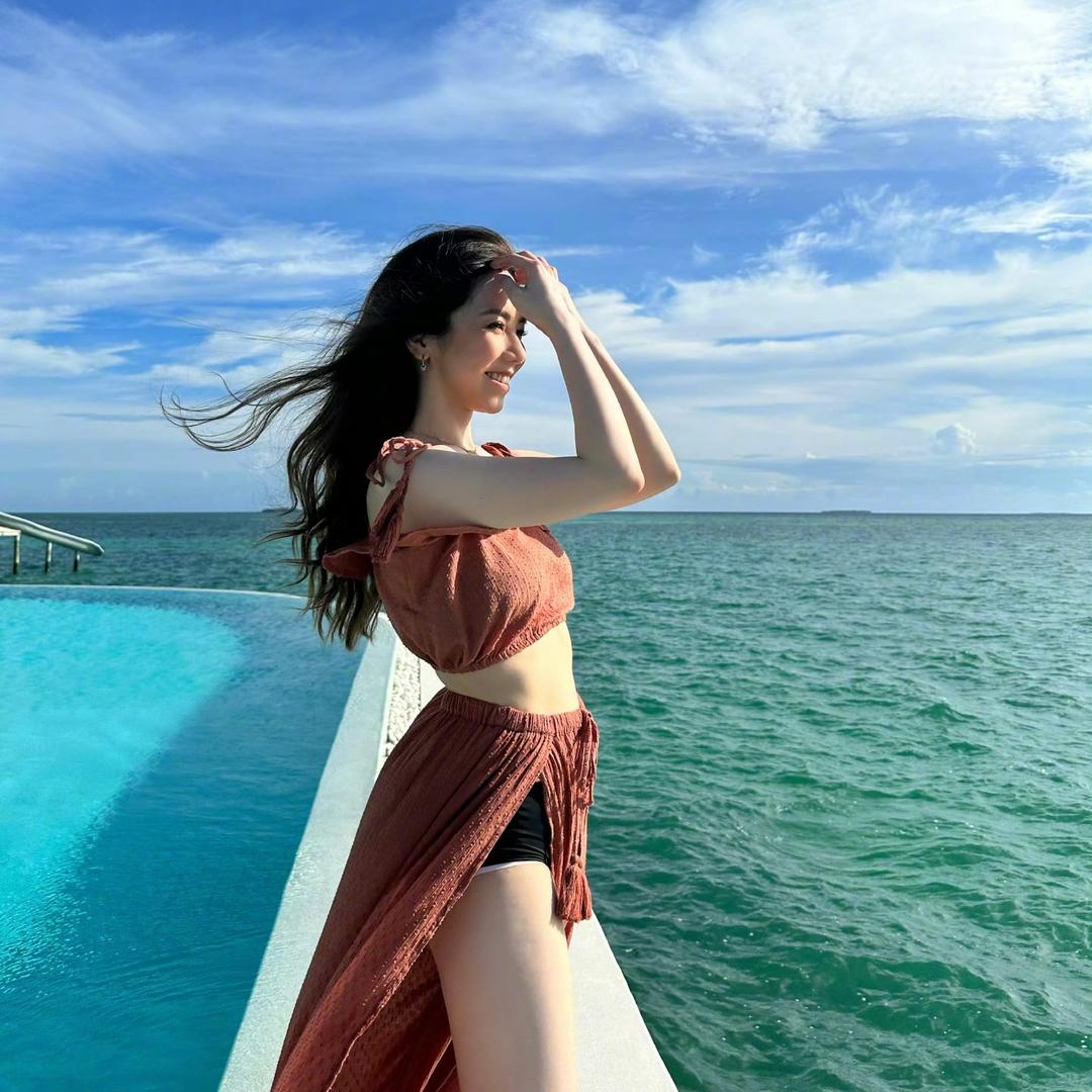 和邓紫棋隔空击掌的女孩（上过大屏版）