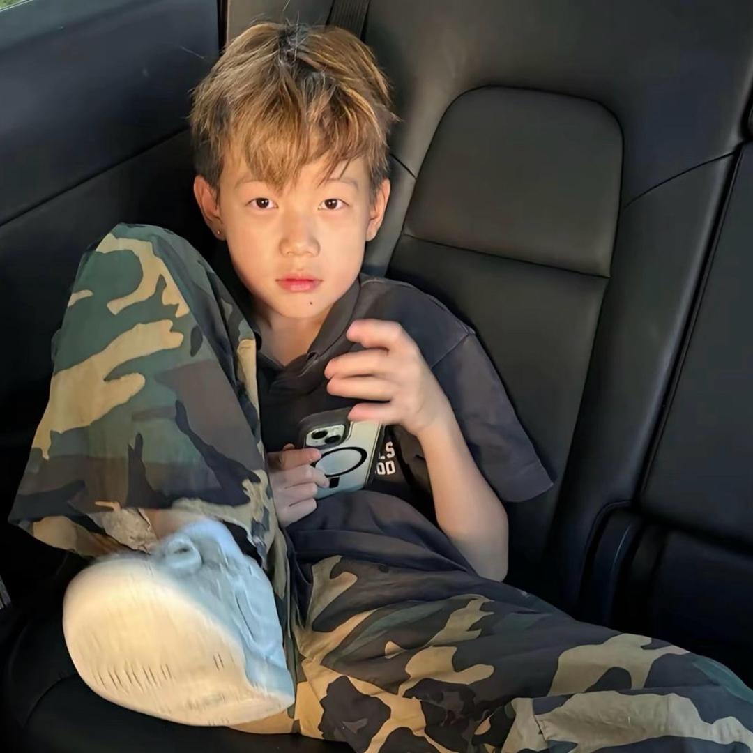 亲他你咋不亲我