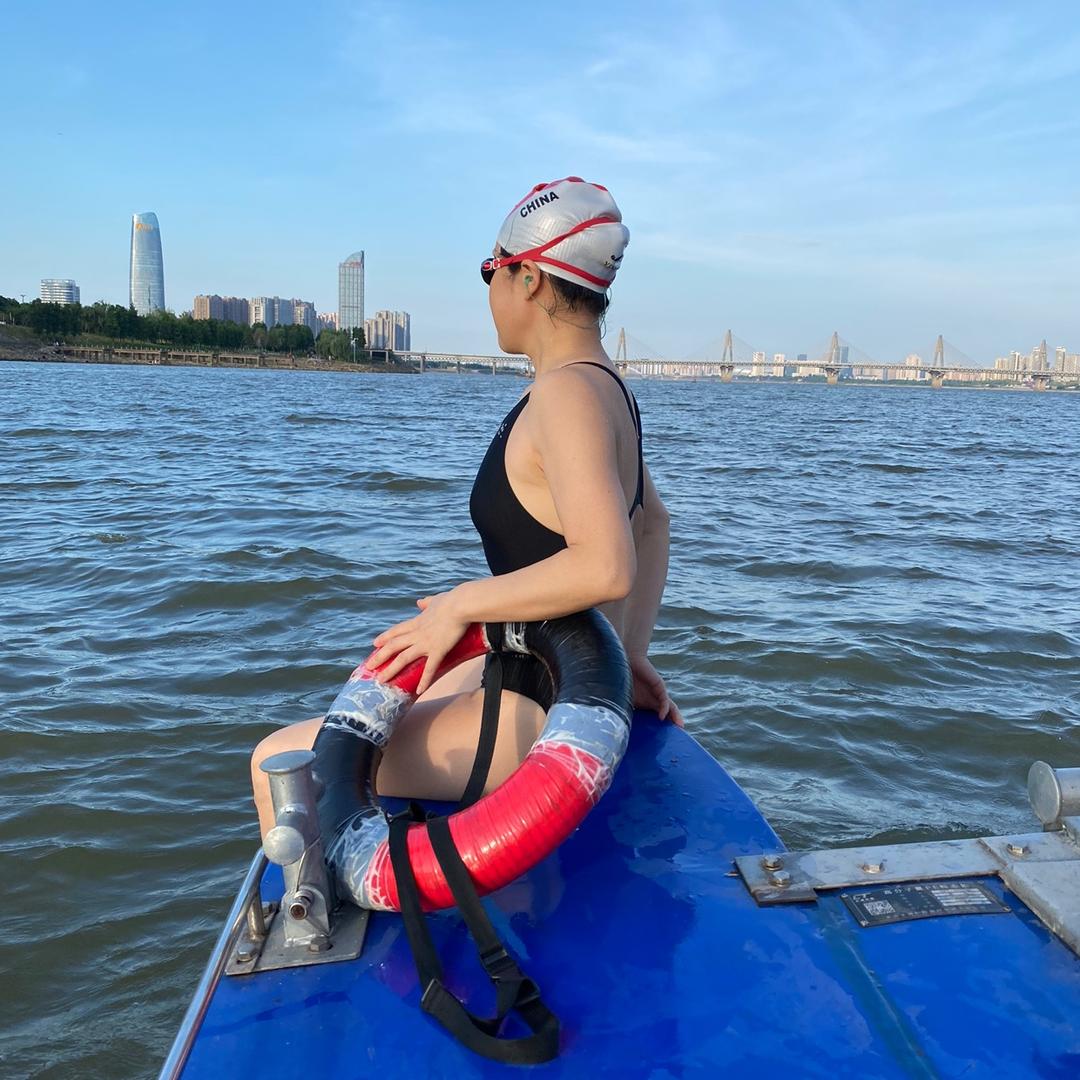爱游泳的白云