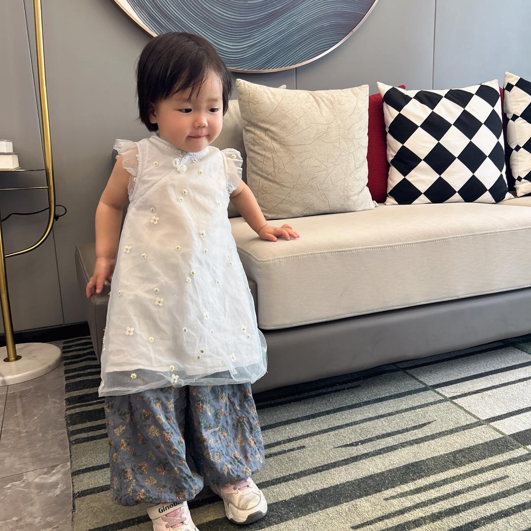 两个小家伙童装店