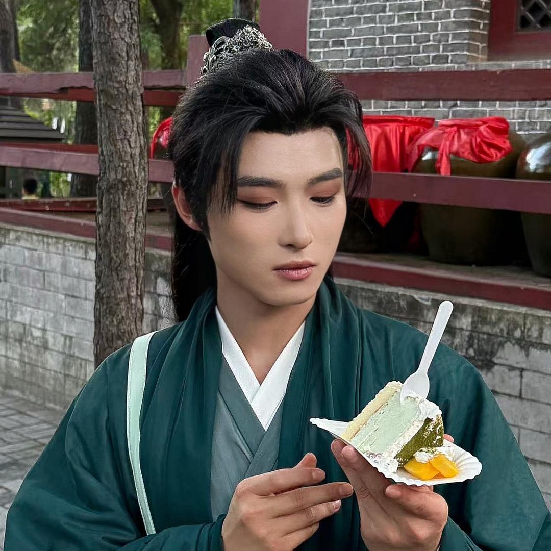 江淼.