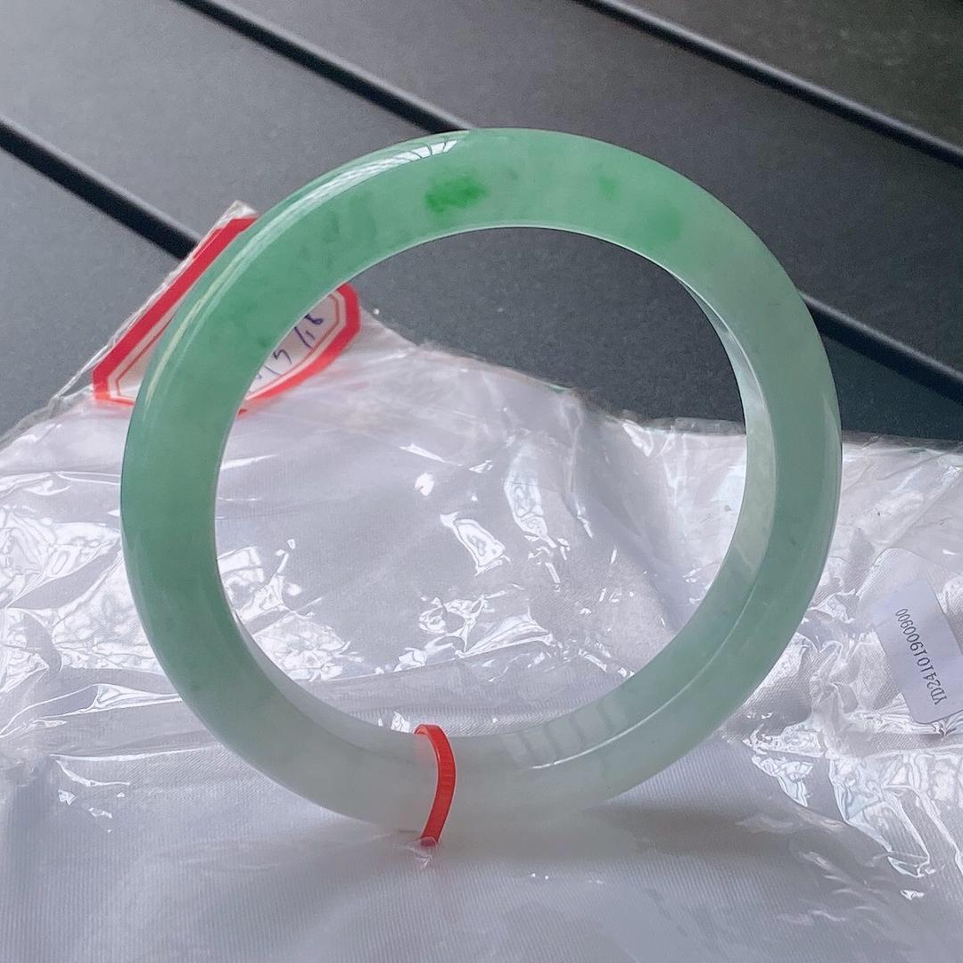 卢家翡翠手镯店