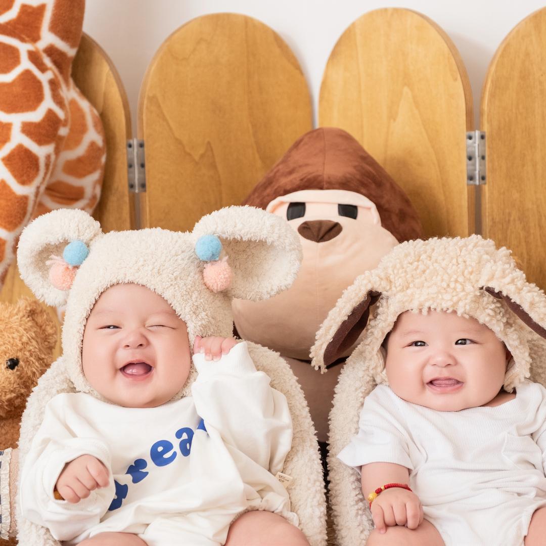 铭仔豪仔抱奶罐（双胞胎版）