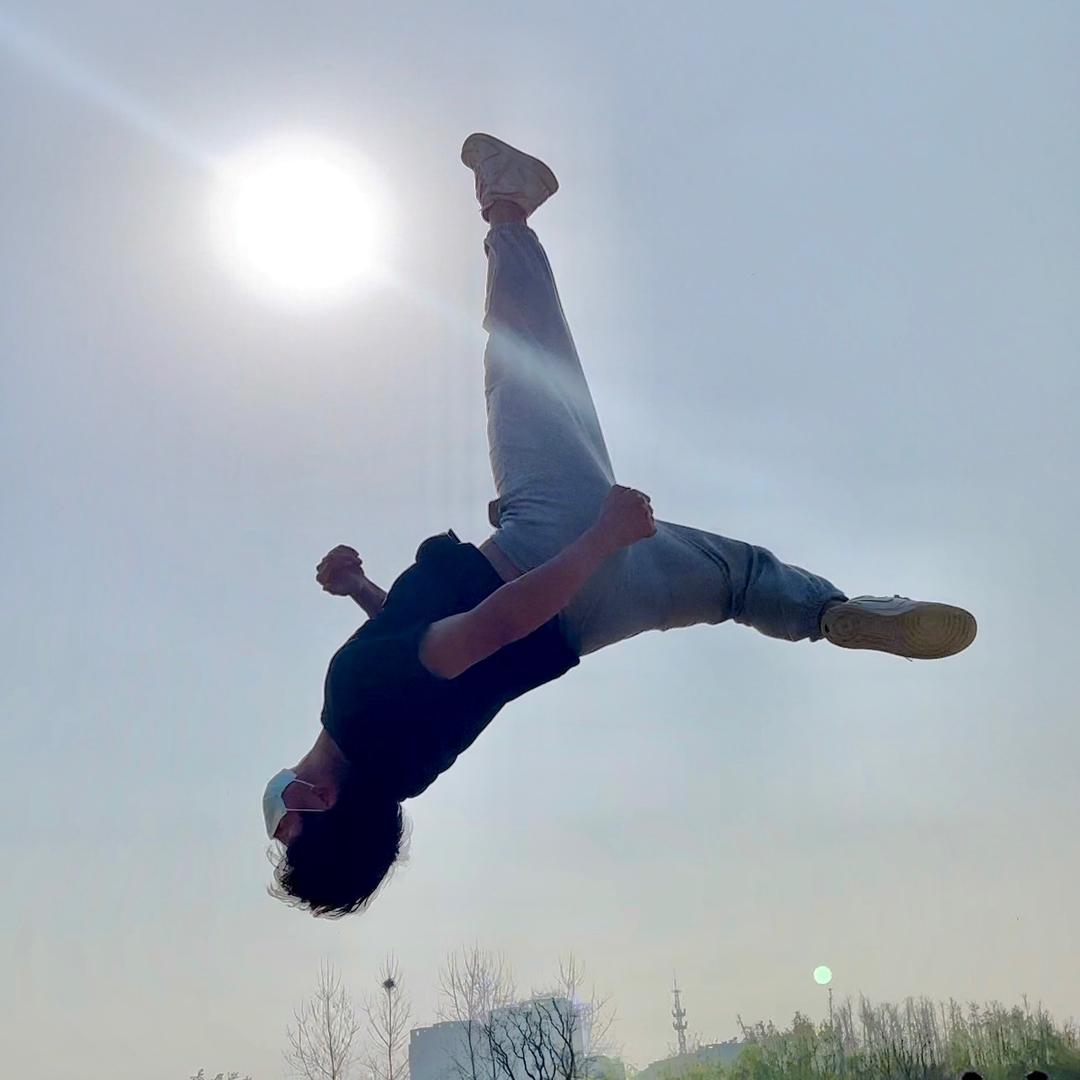 空翻教练～啊光🌟