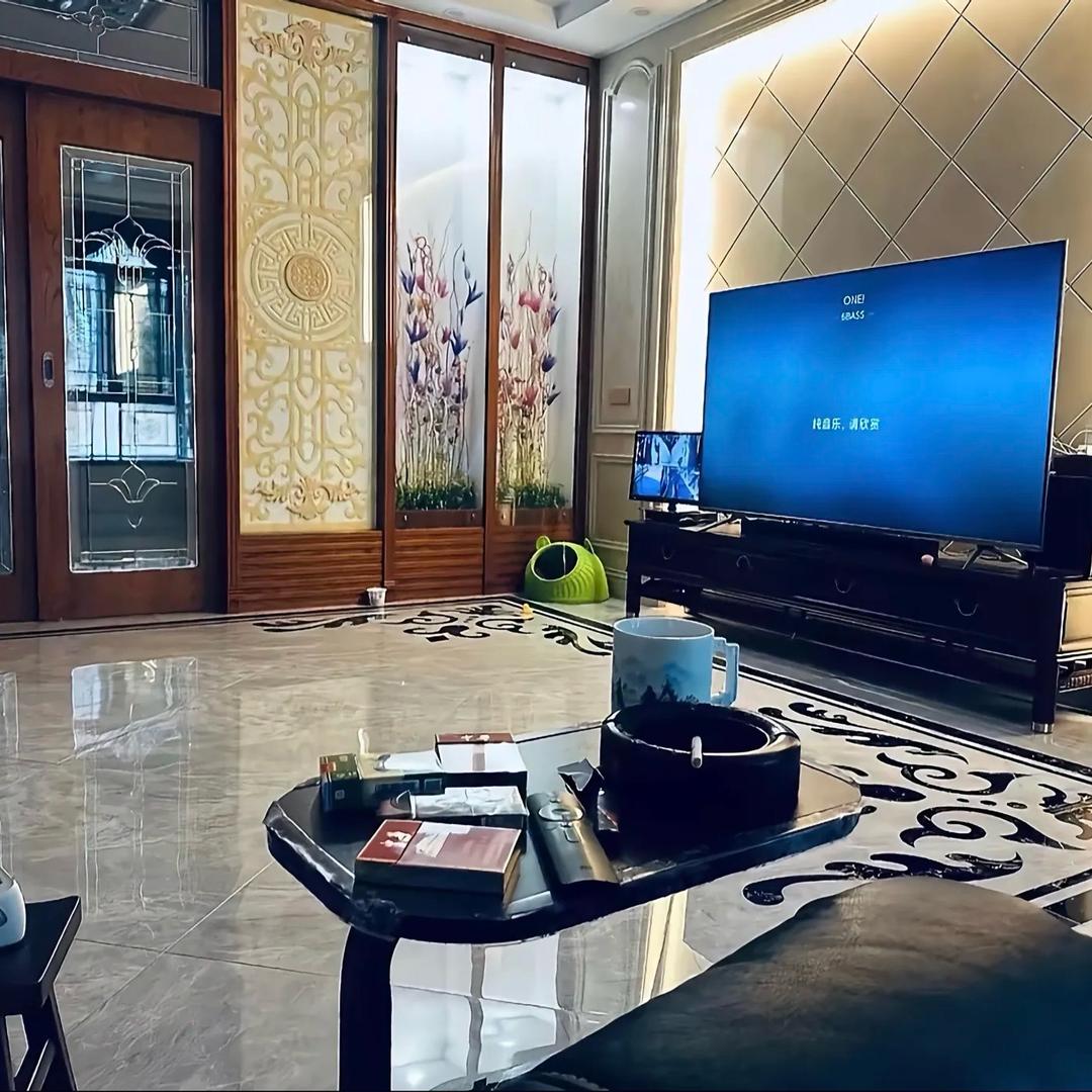 开皇冠的男人.