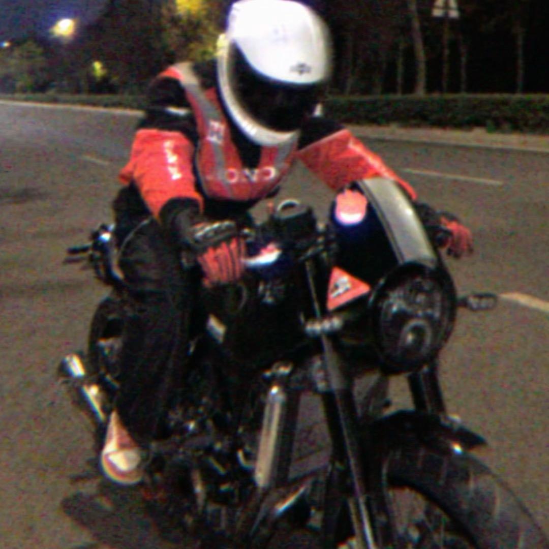 骑老奶奶闯红灯