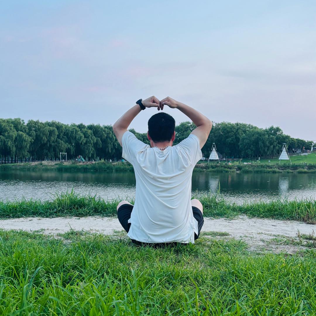 孤单的走快乐的活