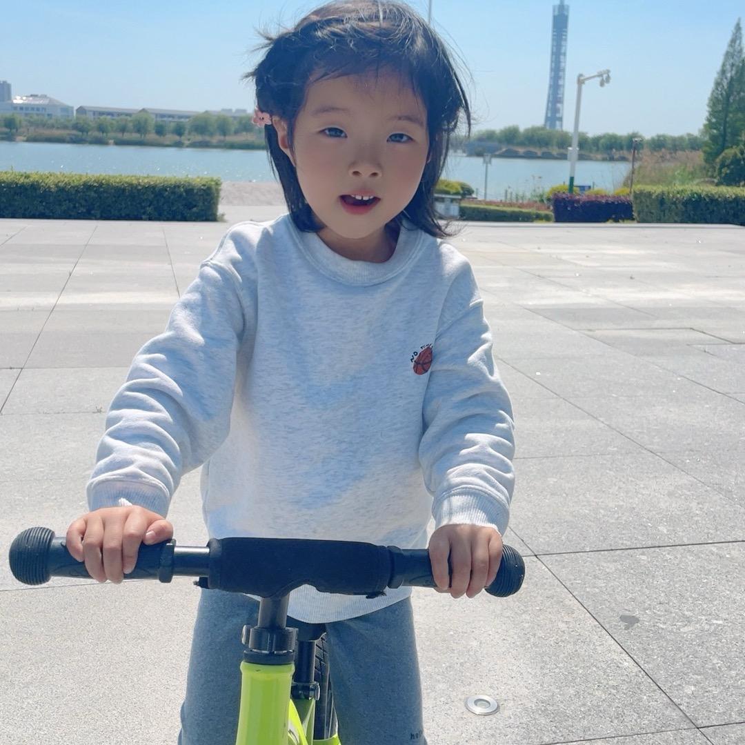爱跳绳的小女孩