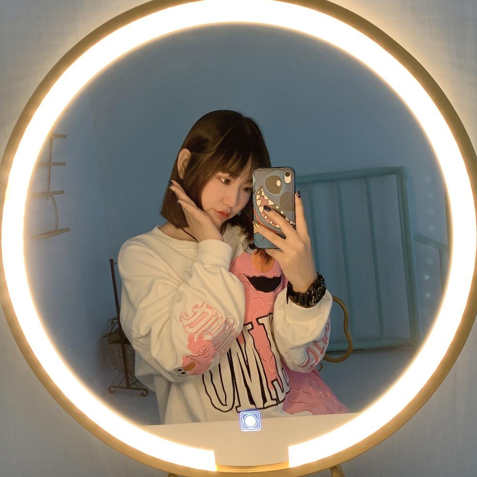 颜.