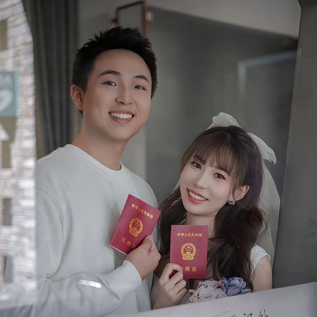 欣欣和小陈的幸福生活