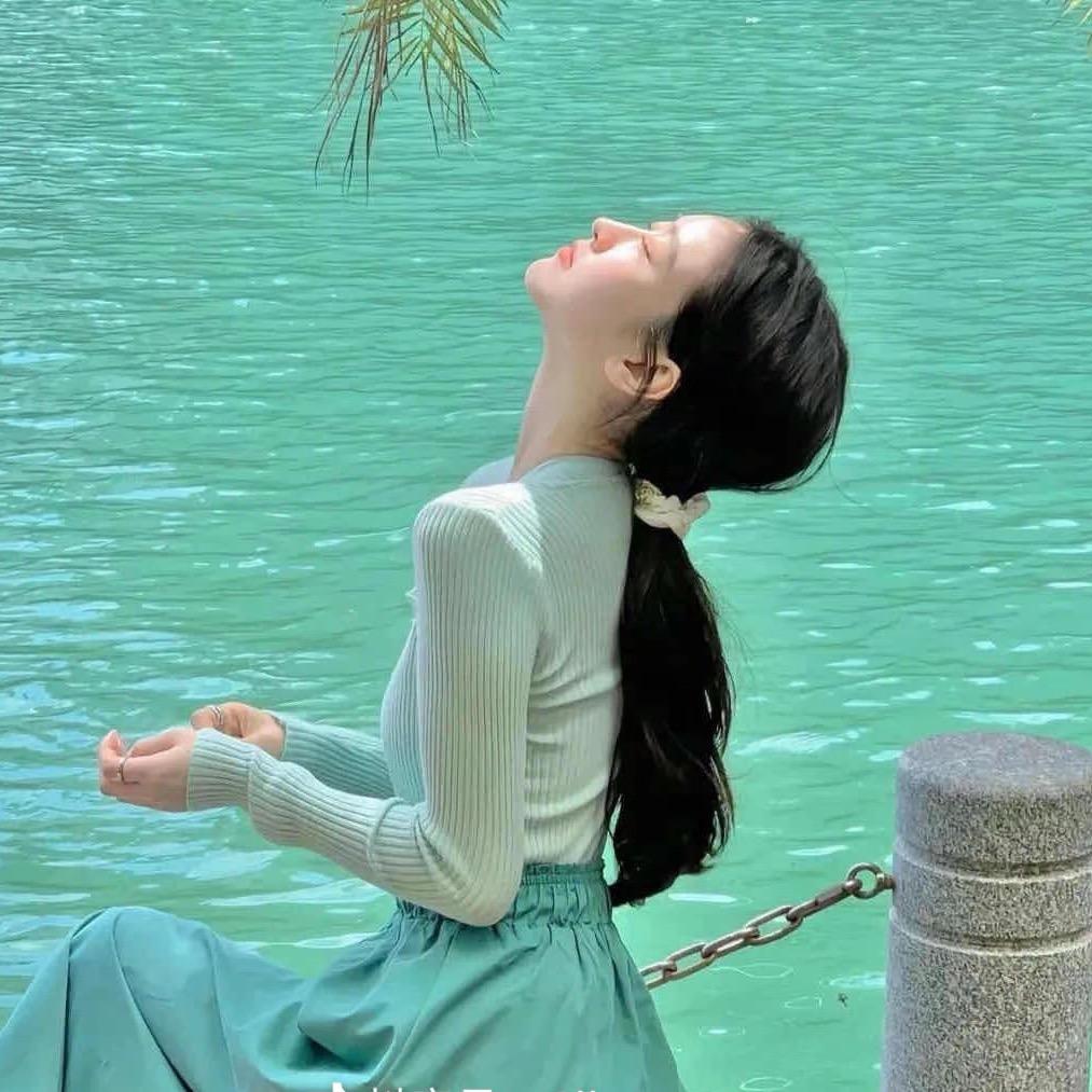 连告别都双手插兜的女人