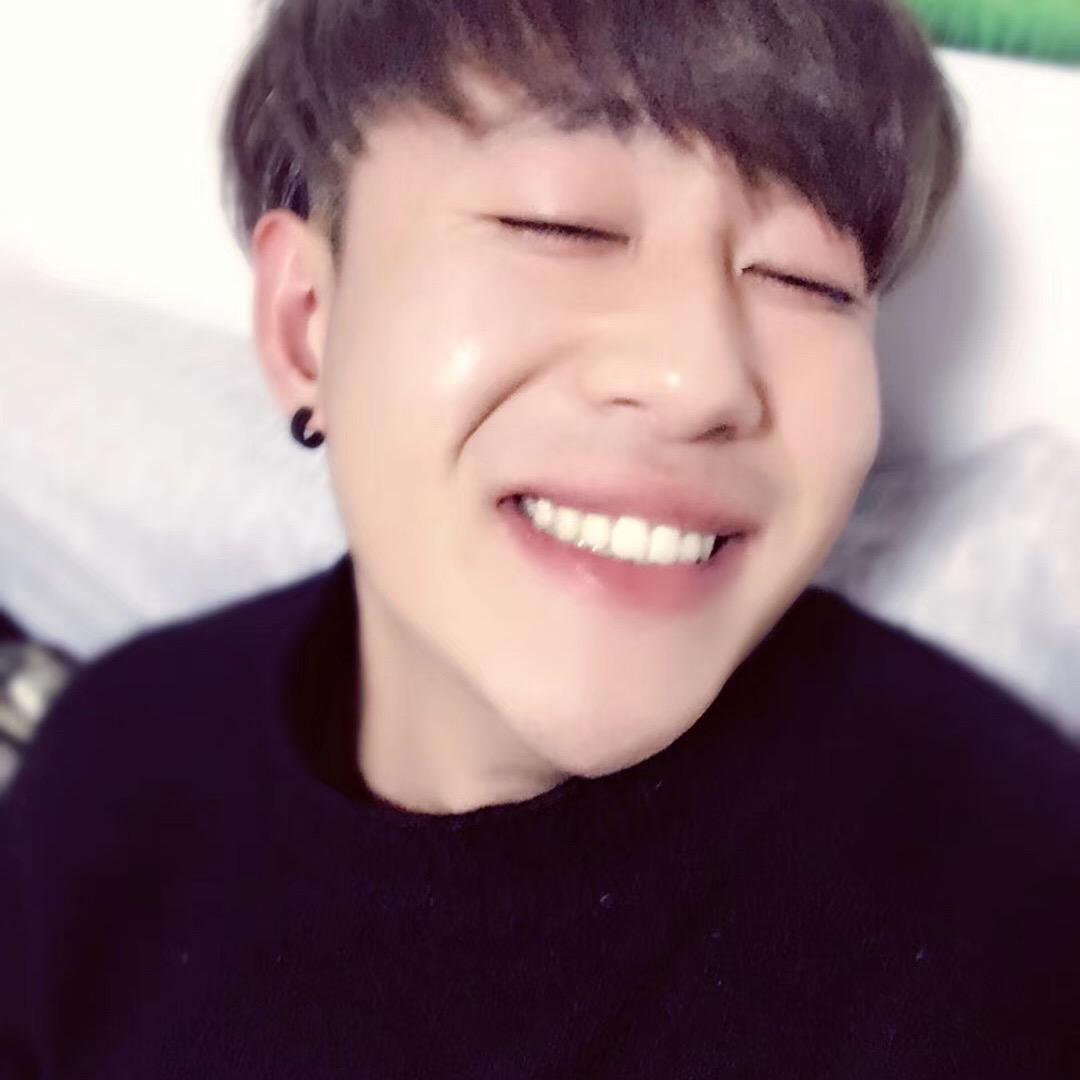 红孔雀歌厅台柱子 -