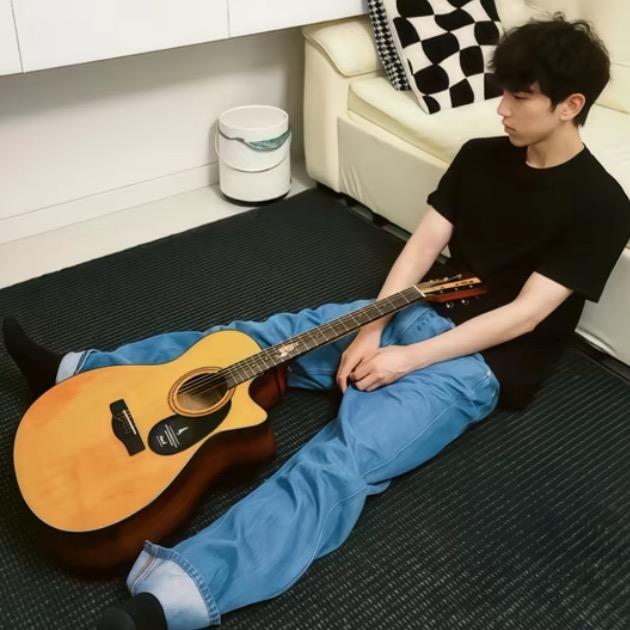 小秋.