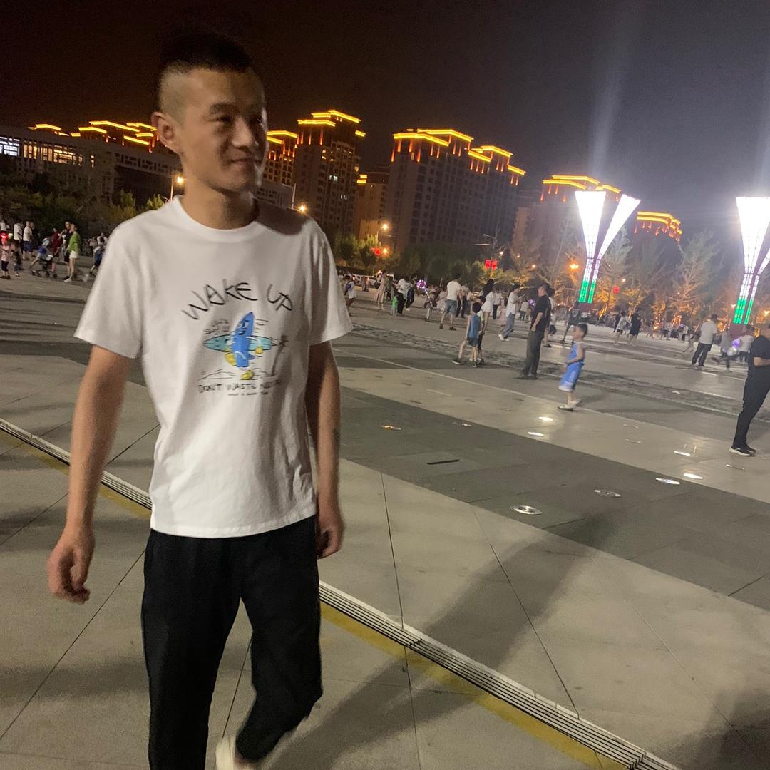 手执香烟以谋生