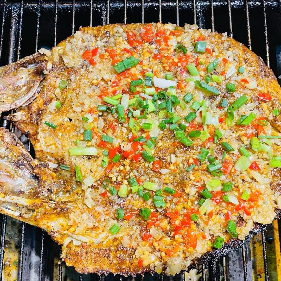 吴记特色烤鱼、烤生蚝。