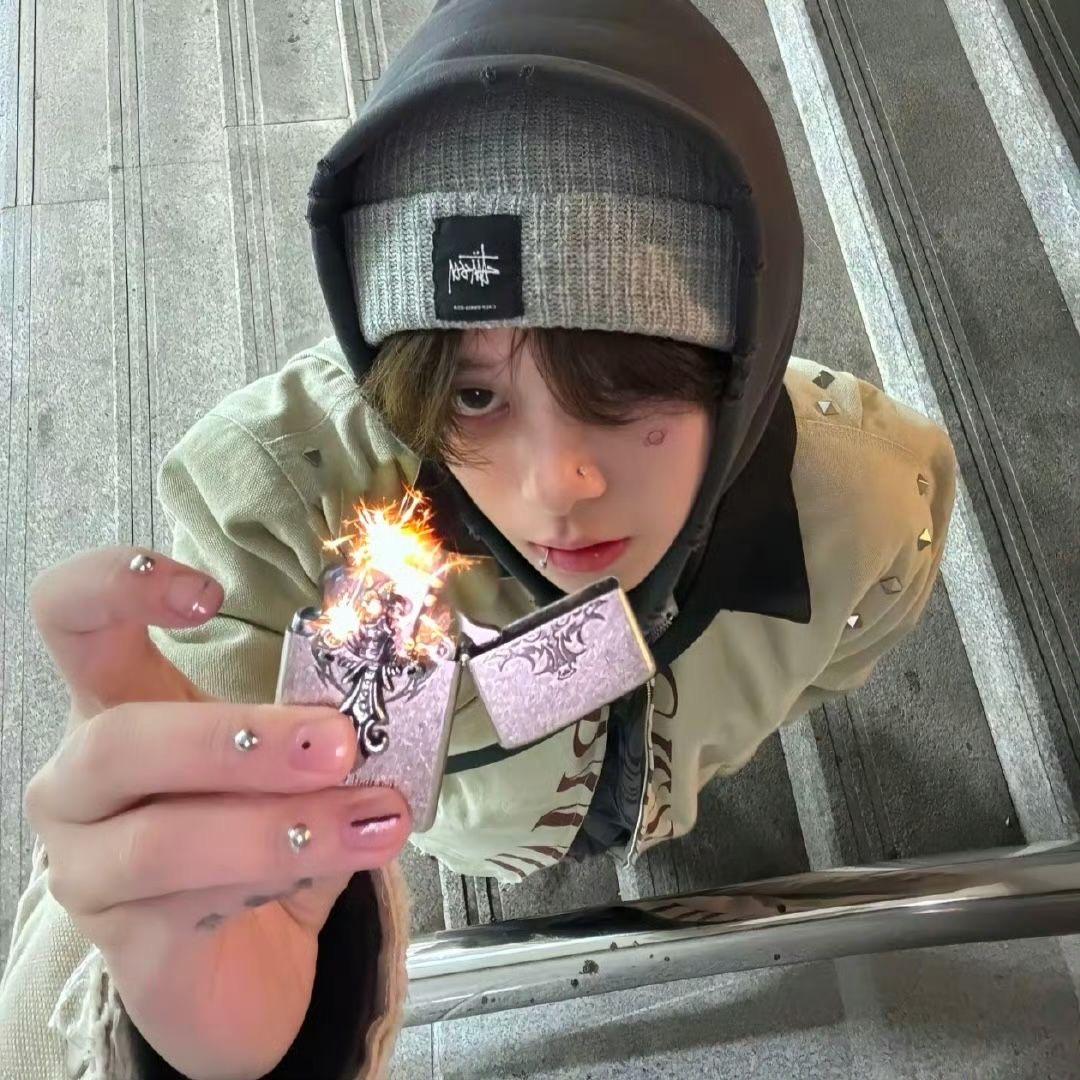 ︎