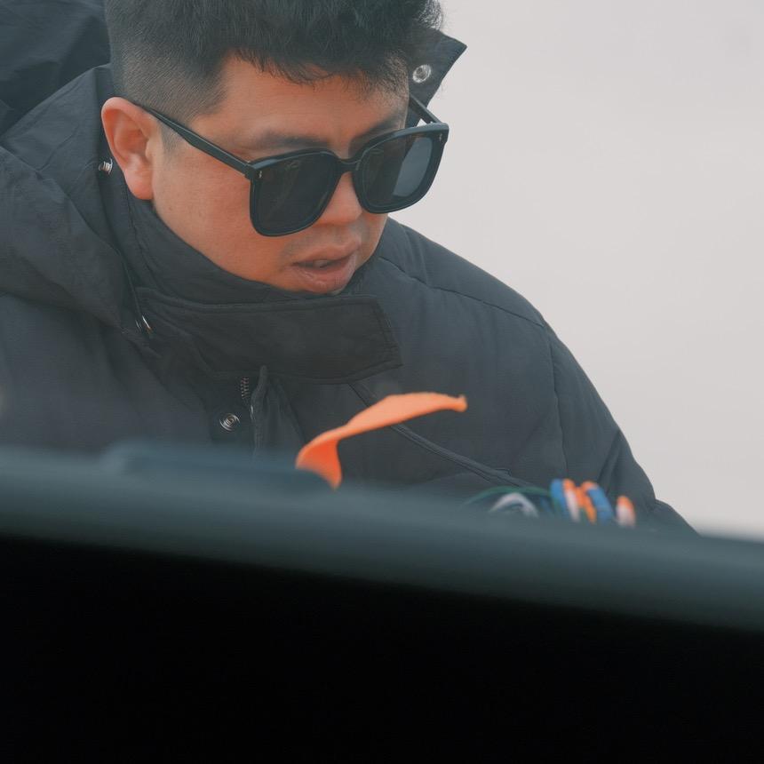 穿着苏格兰裙子的臭男人