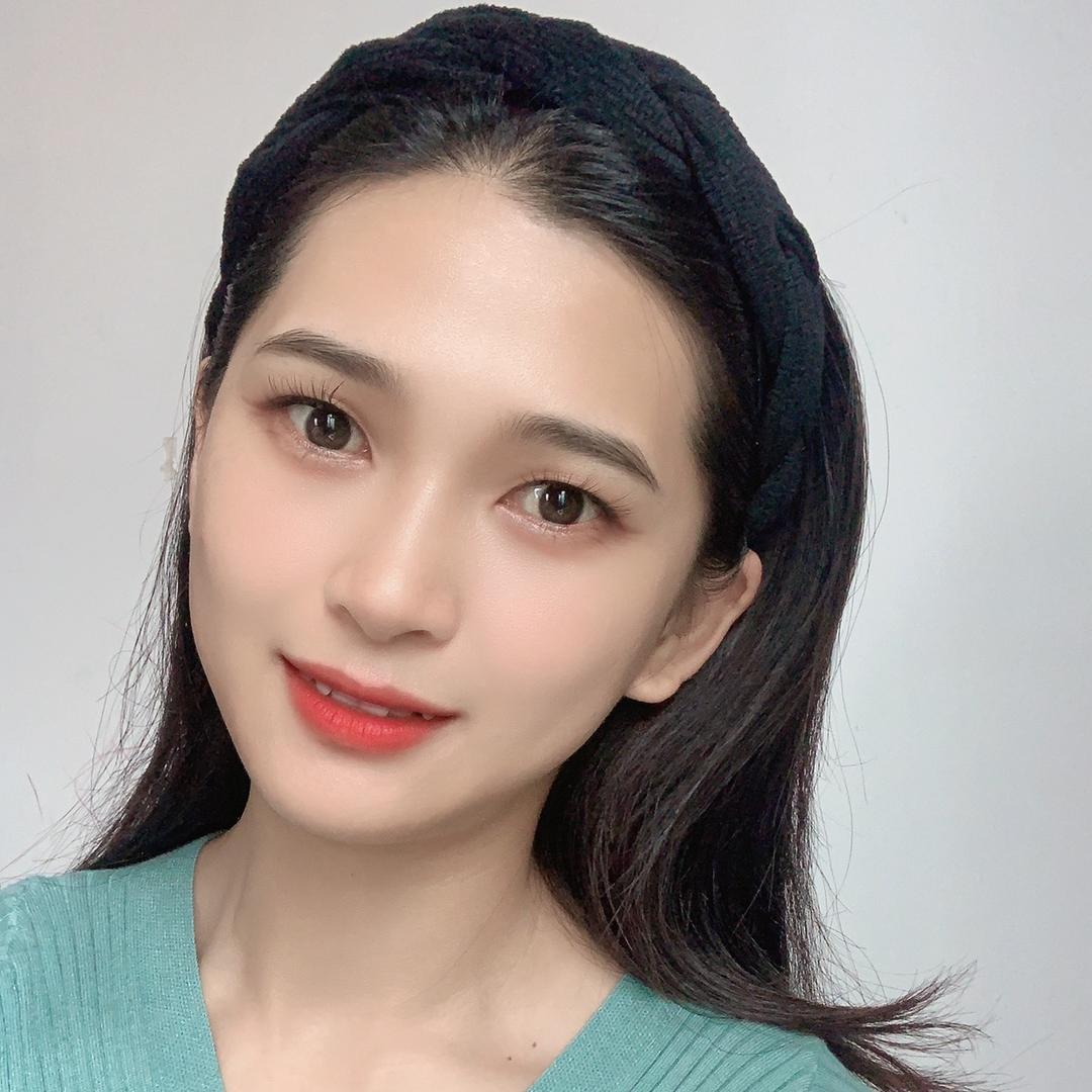 眉清目秀了