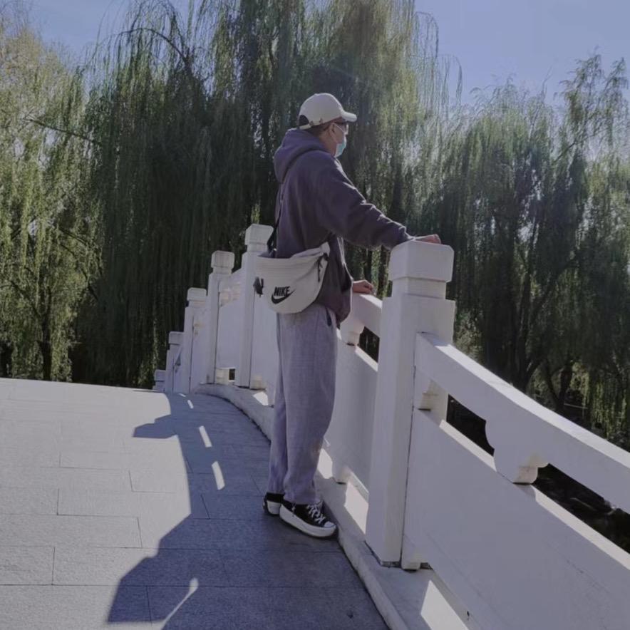 奔三的成年人
