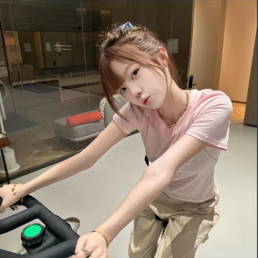 牙很齐^