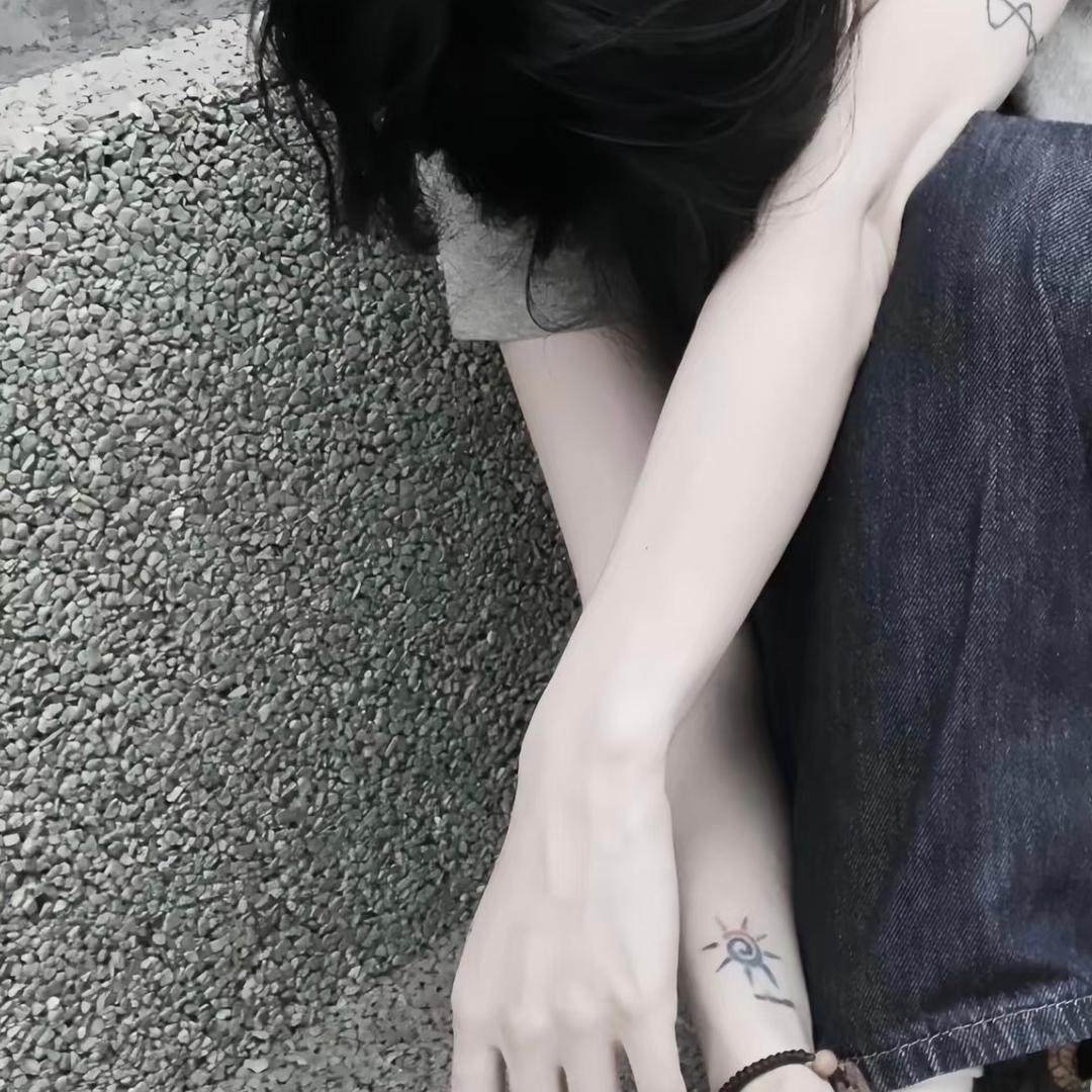 偷偷掉眼泪