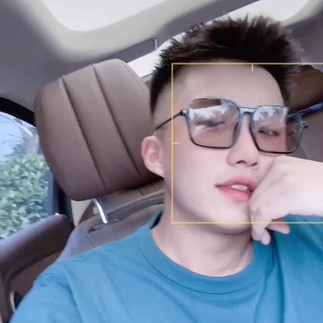张畅爱买包